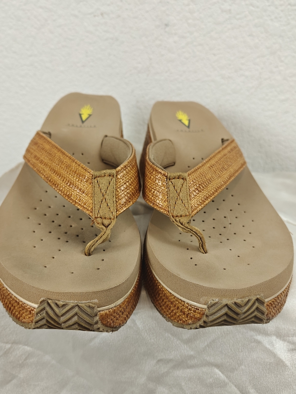 Volatile Bahama Wedge Sandals Women's Size 9 Tan Woven Comfort Thong Shoes - Picture 9 of 11